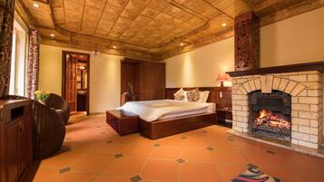 Luxury Double Room, 1 King Bed, Mountain View | Memory foam beds, minibar, in-room safe, desk