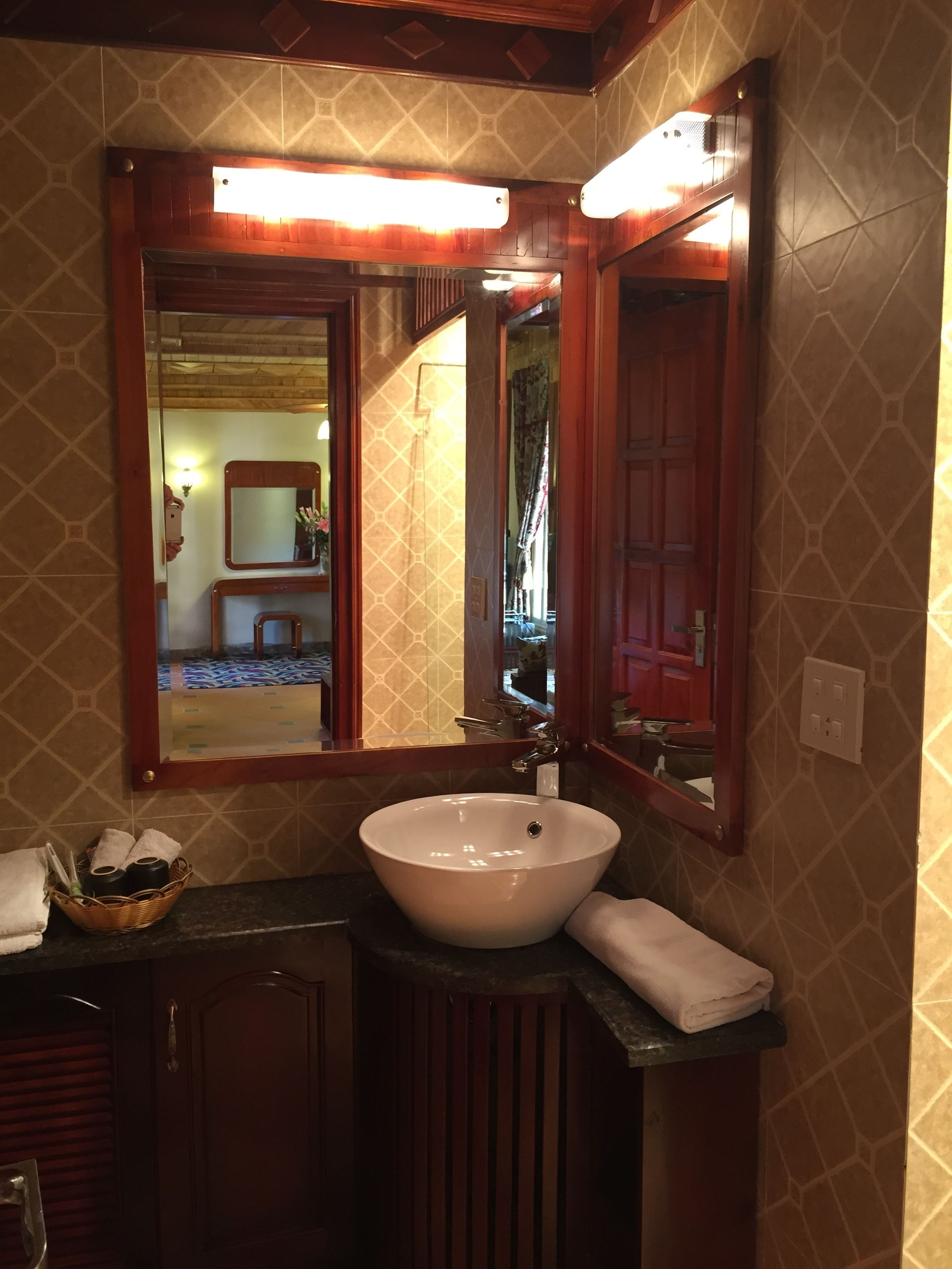 shower, rainfall showerhead, free toiletries, hair dryer