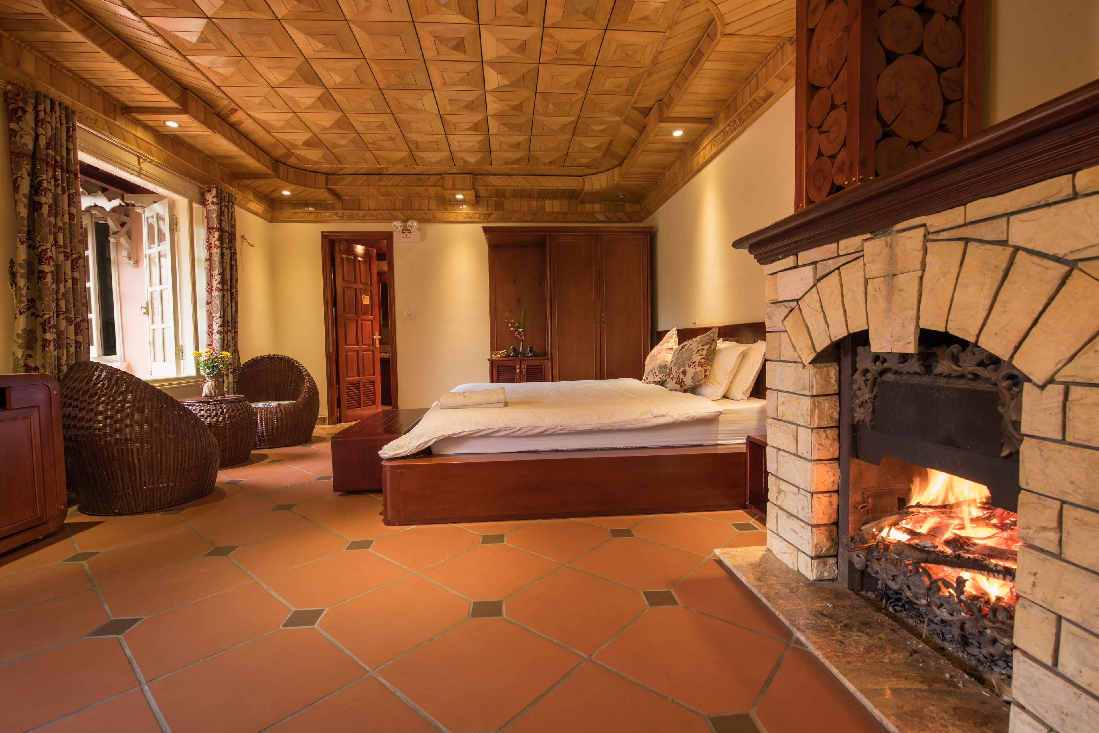 luxury double room, 1 king bed, mountain view | memory-foam beds, minibar, in-room safe, desk