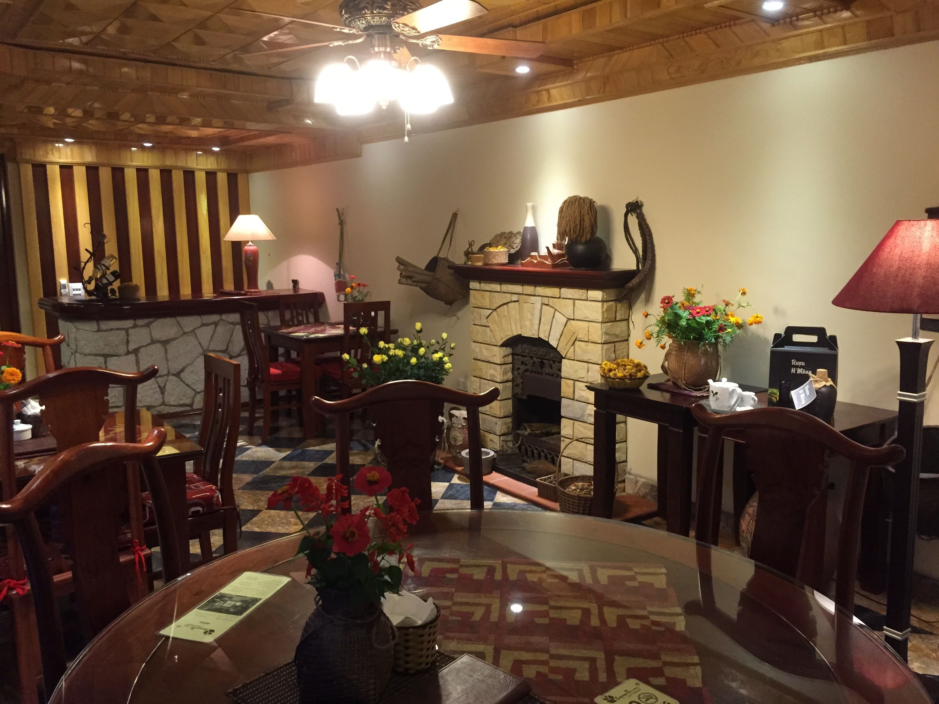 breakfast, lunch, dinner served; international cuisine