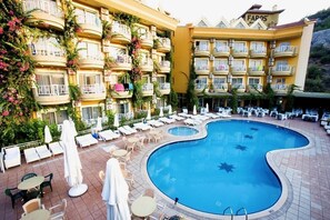 Seasonal outdoor pool, pool umbrellas, sun loungers - Grand Hotel Faros (Marmaris)