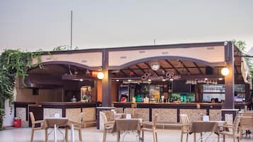 Bar en la piscina