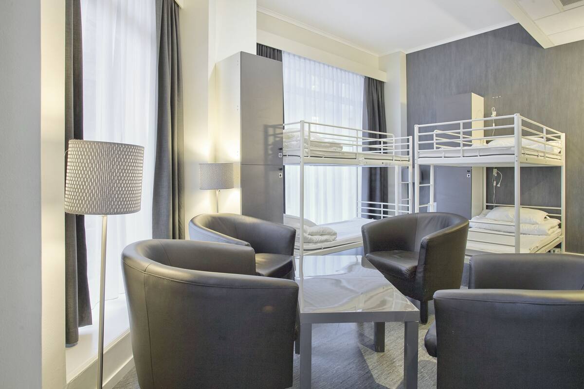 Poshtel Octuble with Shared Bathroom (Shared Dormitory for 8 people)