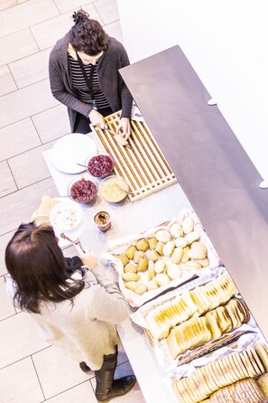 Breakfast area - Saga Poshtel Oslo Central (Oslo)