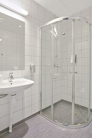 Poshtel Quadruple with Private Bathroom (Shared Dormitory for 4 people) | Bathroom - Saga Poshtel Oslo Central (Oslo)