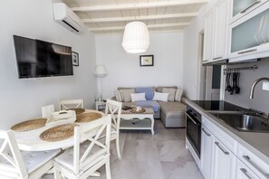 Suite Grand, 1 habitación | Área de sala de estar | Televisión de pantalla plana