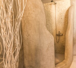 Shower, free toiletries, hair dryer, towels - GT Suites Corfos Bay (Mykonos)