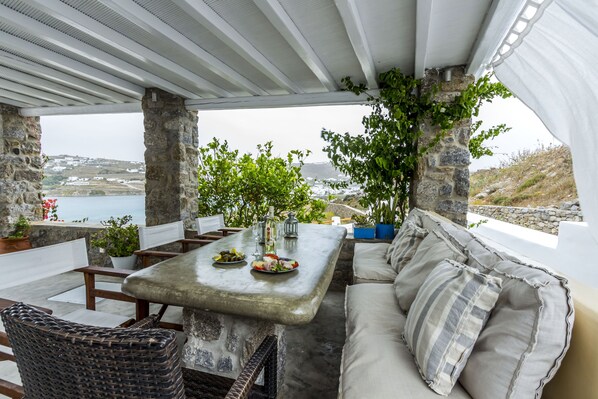 Villa panorámica, 3 habitaciones, vista al mar, junto a la playa | Terraza o patio