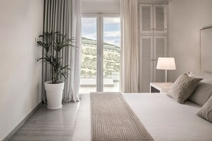 Deluxe Double Room | 1 bedroom, in-room safe, desk, blackout drapes