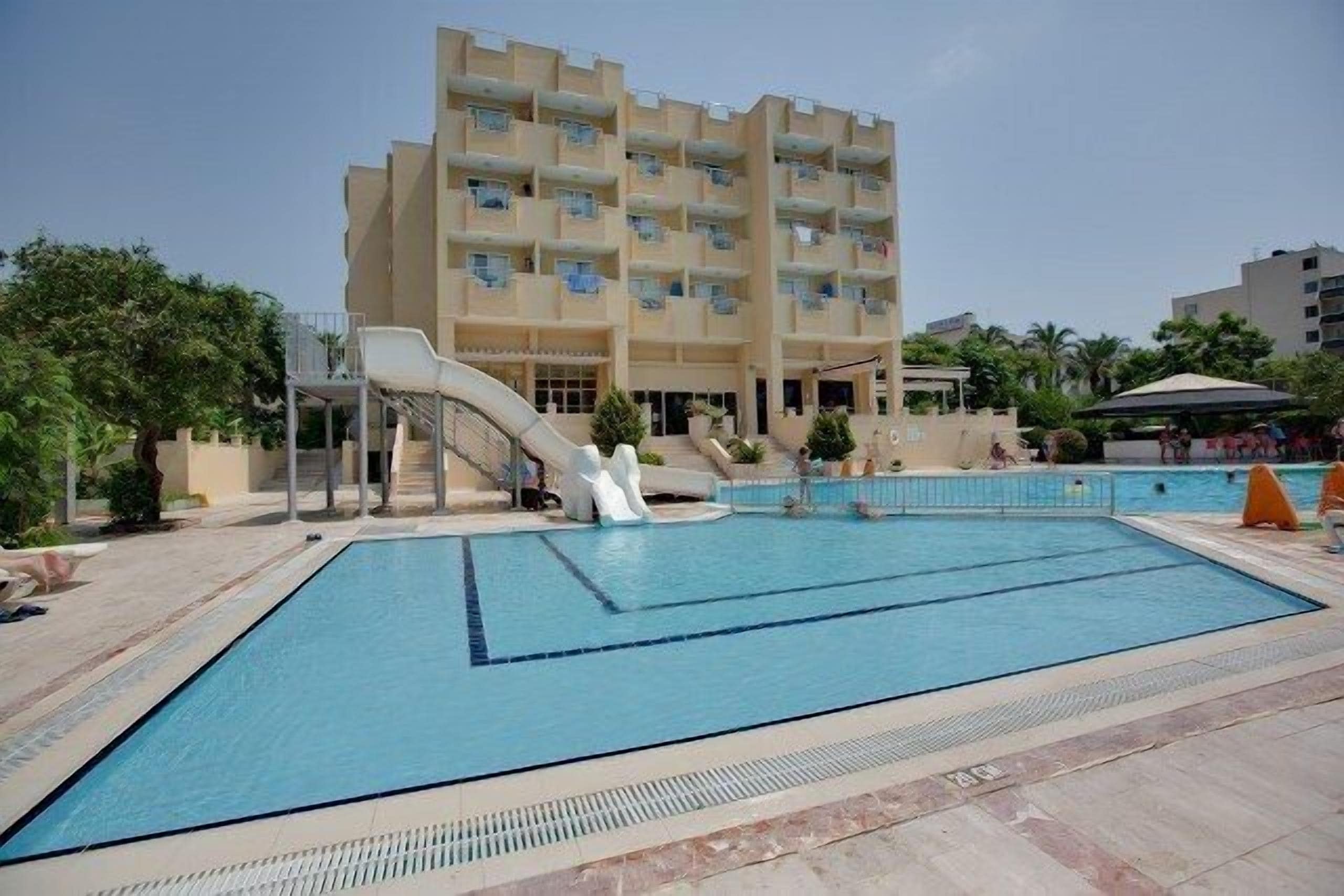 Außenpool, geöffnet von 07:00 Uhr bis 19:00 Uhr, Sonnenschirme