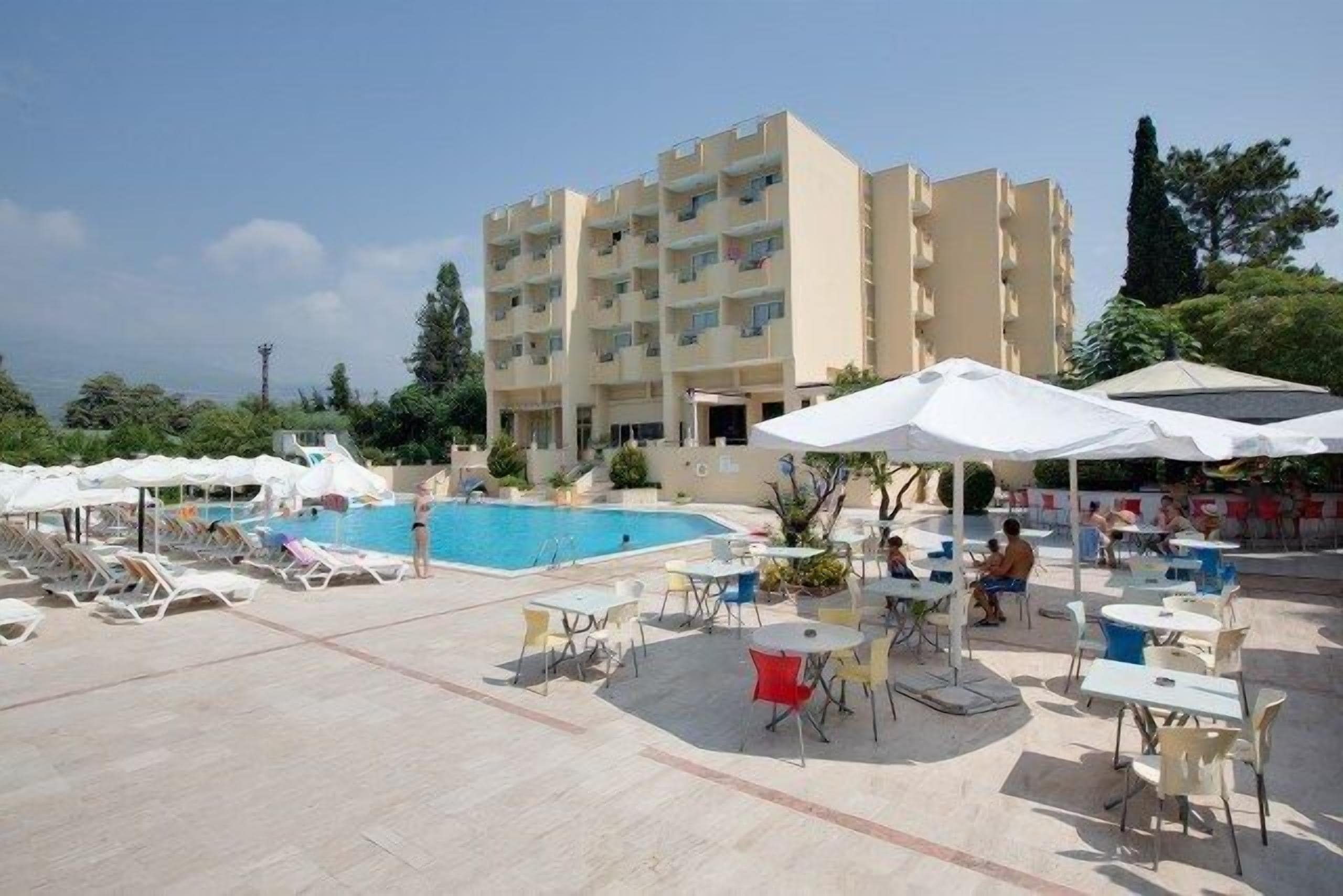 Außenpool, geöffnet von 07:00 Uhr bis 19:00 Uhr, Sonnenschirme