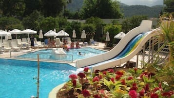 Piscine extérieure, parasols de plage, chaises longues