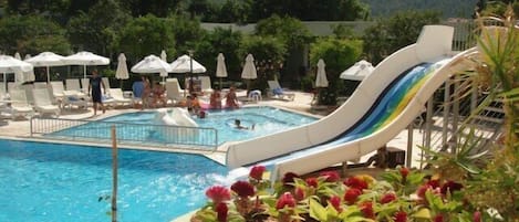 Piscine extérieure, parasols de plage, chaises longues