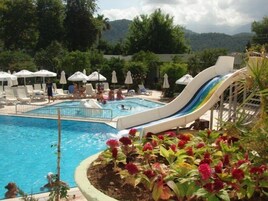 Una piscina al aire libre (de 07:00 a 19:00), sombrillas, tumbonas