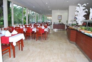 Se sirven desayunos, comidas, cenas y cocina internacional 