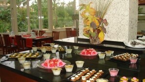 Un buffet proposant une variété de plats et de desserts.