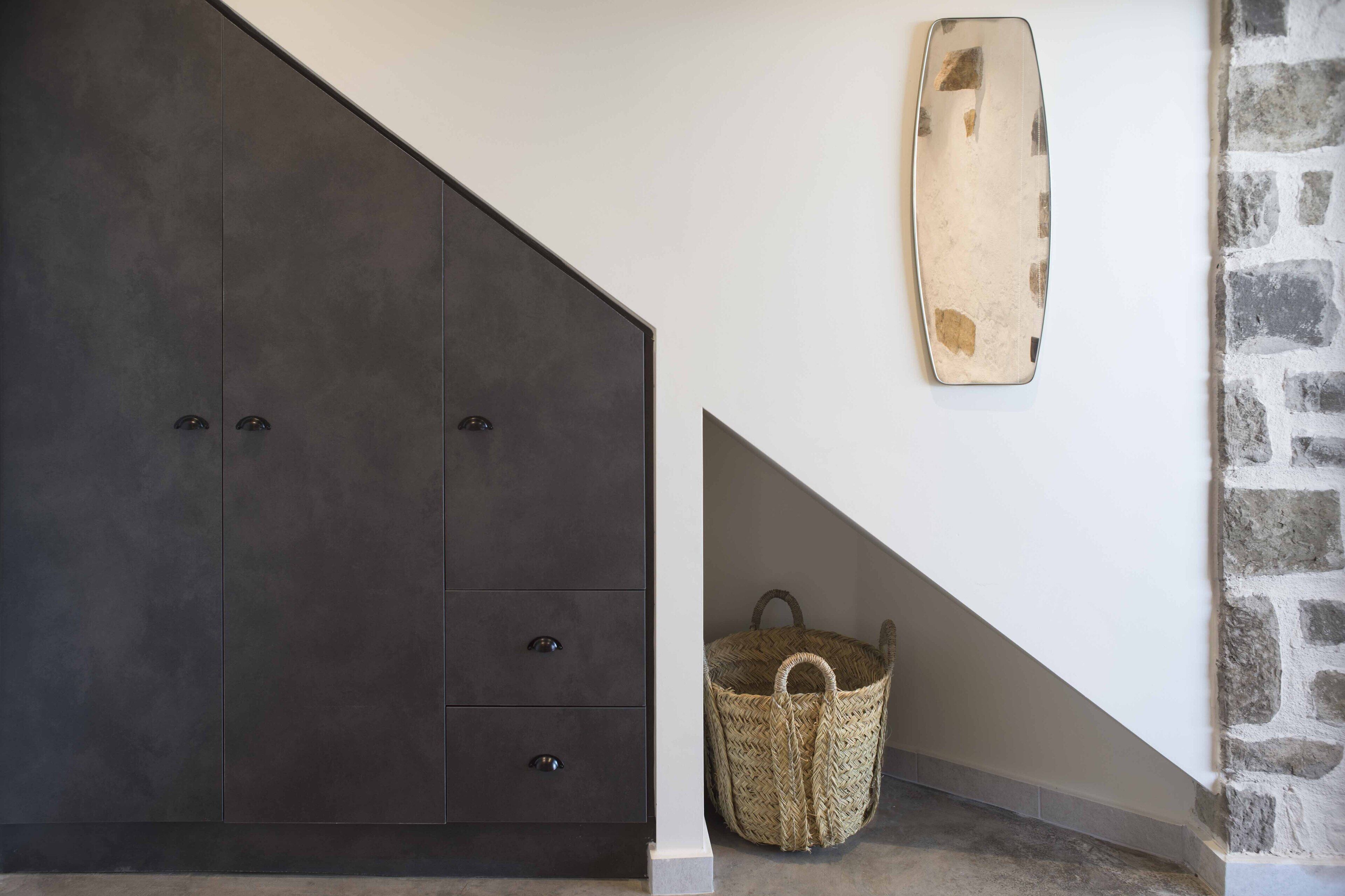Ein dunkler Holzschrank mit zwei Schubladen und einem Spiegel.