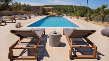 Piscine extérieure, parasols de plage, chaises longues