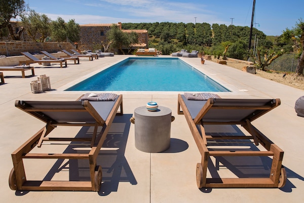 Piscina externa, funciona das 9h às 20h, guarda-sóis, espreguiçadeiras