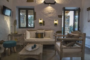 Villa, vistas al mar | Sala de estar | Una televisión de pantalla plana