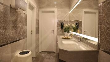 Double or Twin Room with Land View | Salle de bain