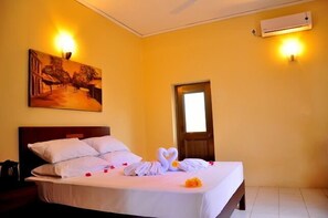 เครื่องนอนระดับพรีเมียม, มินิบาร์, ตู้นิรภัยในห้องพัก, โต๊ะทำงาน