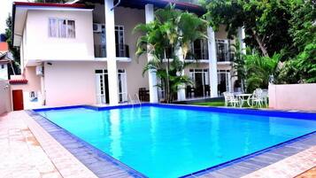 Una piscina al aire libre