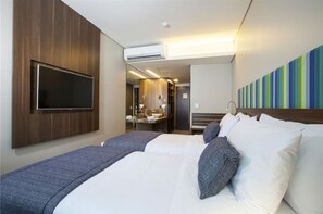 Lit avec matelas à plateau-coussin, minibar, coffre-fort