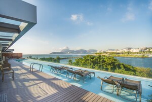 Una piscina al aire libre (de 09:00 a 19:00), tumbonas