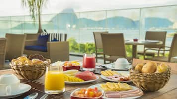 Free daily buffet breakfast