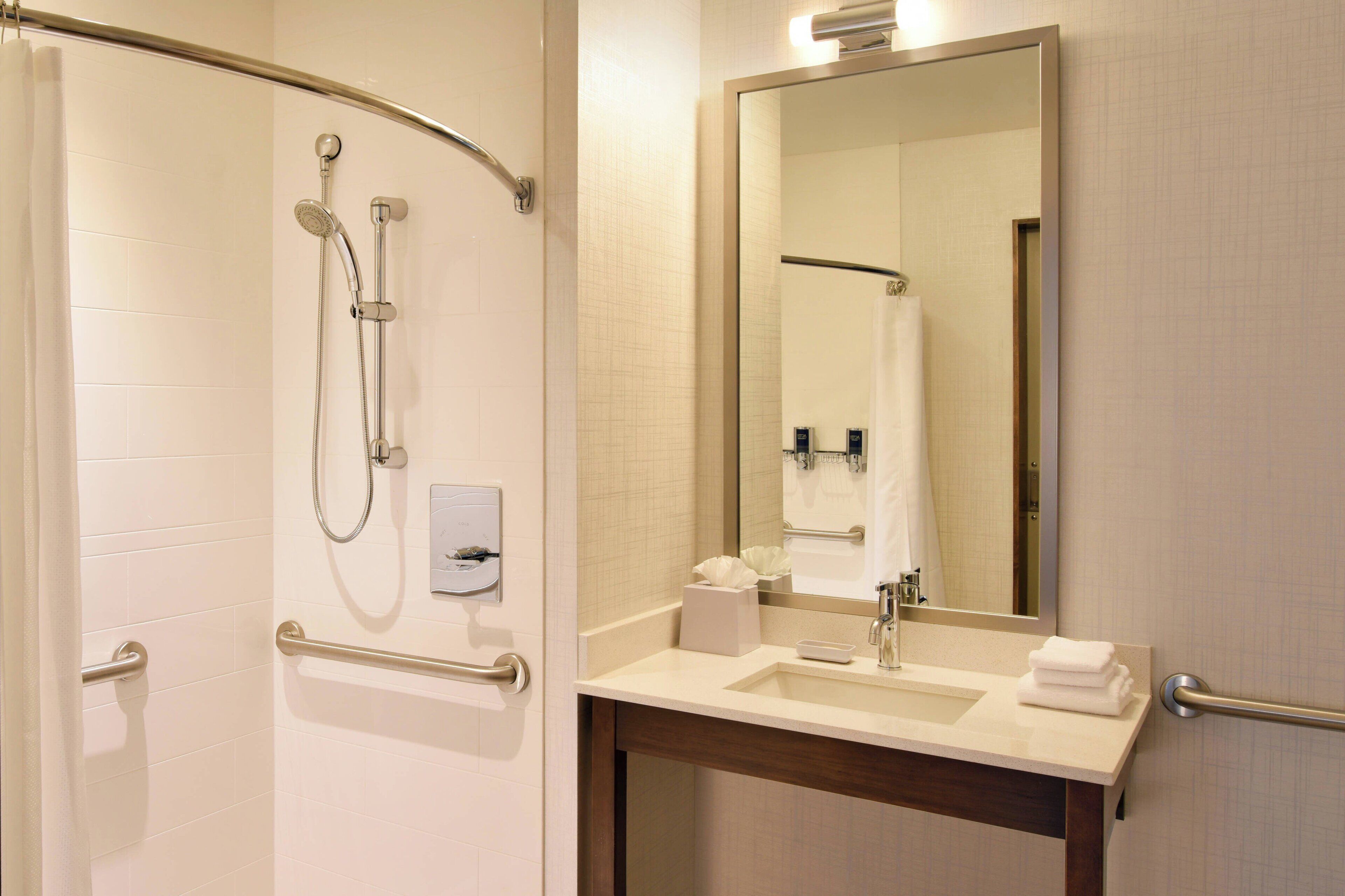 room, 1 king bed | bathroom | combined shower/bathtub, free toiletries, hair dryer, towels
