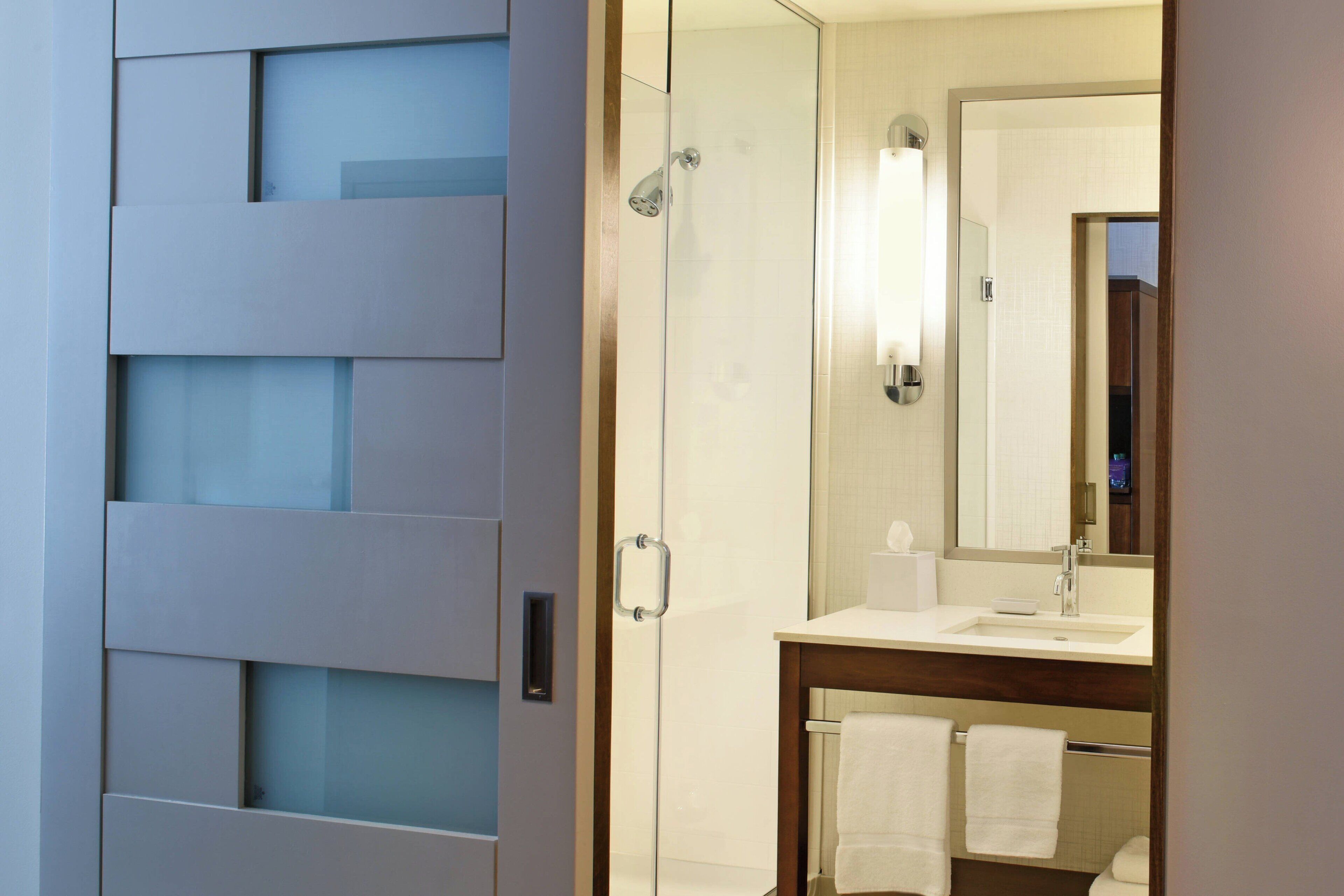 room, 1 king bed | bathroom | combined shower/bathtub, free toiletries, hair dryer, towels