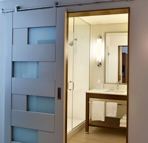 Combined shower/bathtub, free toiletries, hair dryer, towels