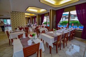 Se sirven desayunos, comidas y cenas con mesas al aire libre