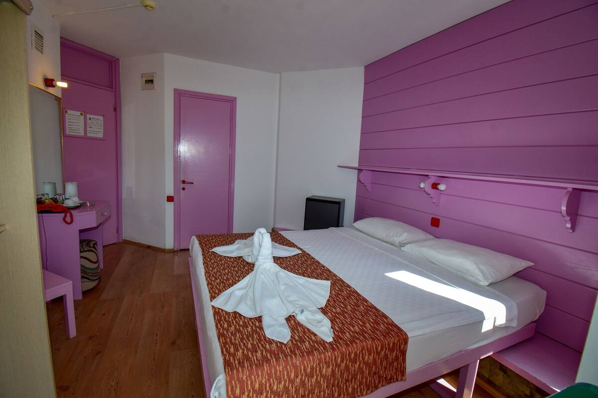 Standard Room | Minibar, cribs (free), WiFi (surcharge)