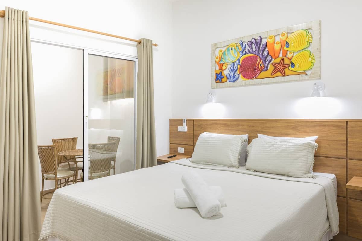 Camera familiare, 2 camere da letto | 1 camera, minibar, una scrivania, tende oscuranti