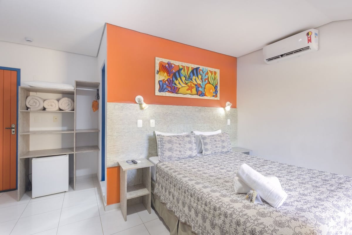 1 camera, minibar, una scrivania, tende oscuranti
