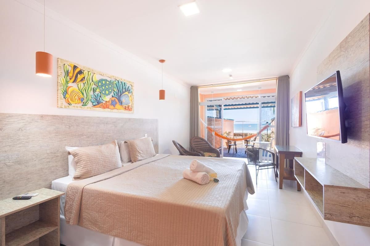 1 camera, minibar, una scrivania, tende oscuranti