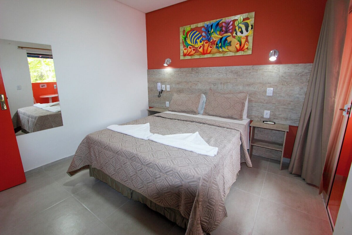 Doppia Standard, 1 letto queen | 1 camera, minibar, una scrivania, tende oscuranti