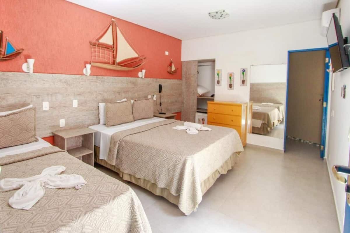 1 camera, minibar, una scrivania, tende oscuranti