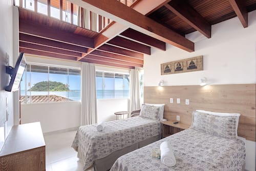 Minibar, una scrivania, tende oscuranti, Wi-Fi gratuito