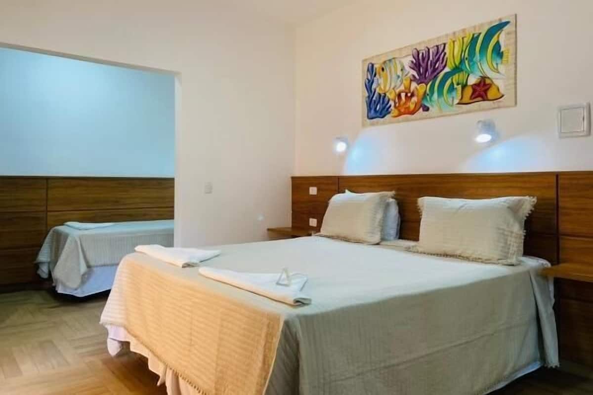 1 camera, minibar, una scrivania, tende oscuranti