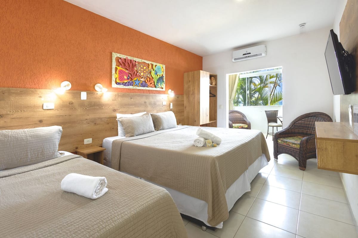 Tripla Superior, vista mare | 1 camera, minibar, una scrivania, tende oscuranti
