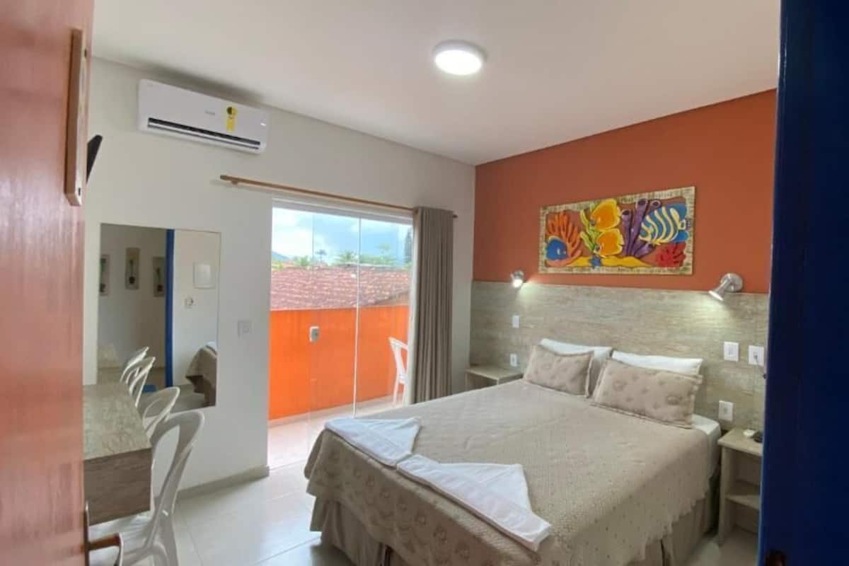 1 camera, minibar, una scrivania, tende oscuranti