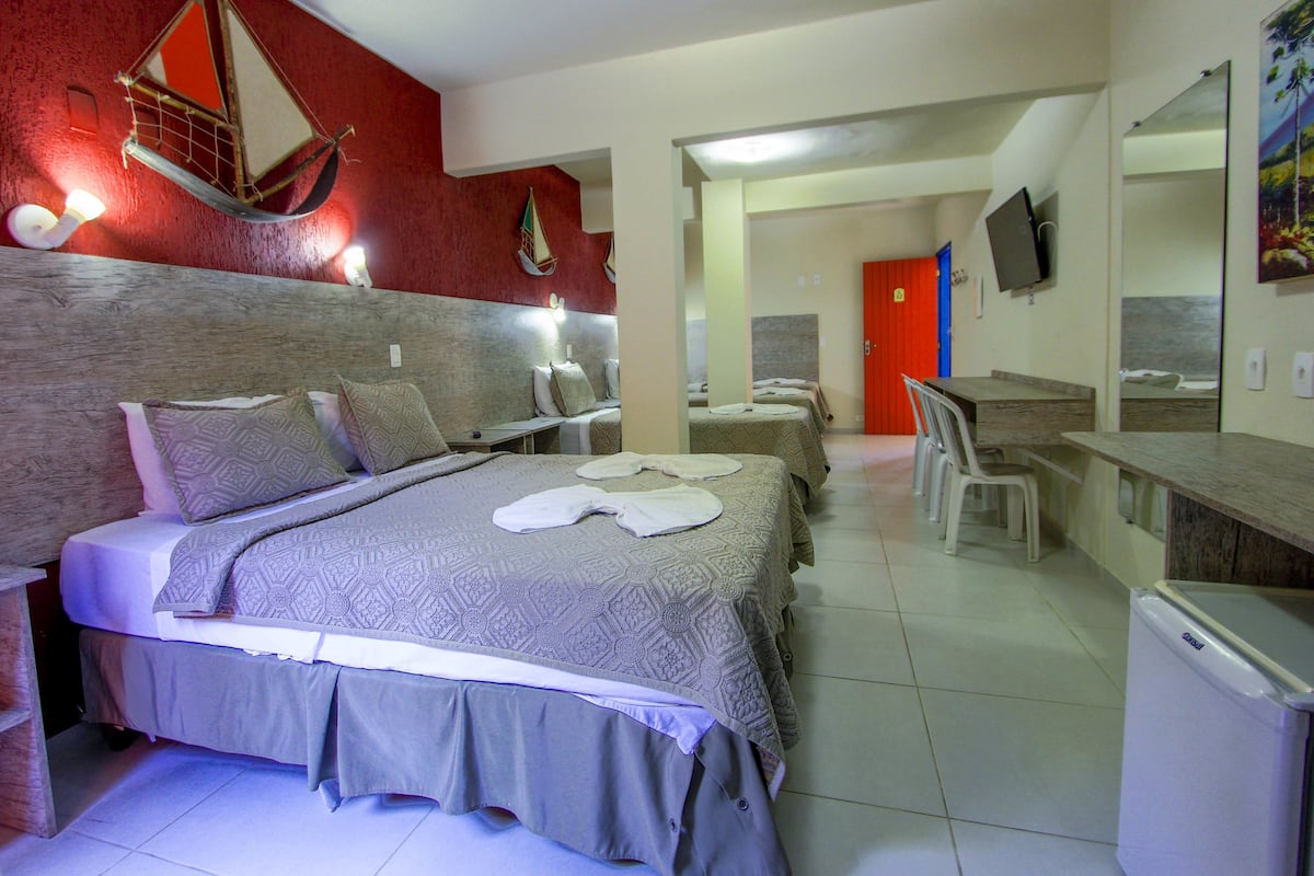 Camera familiare, 1 camera da letto | 1 camera, minibar, una scrivania, tende oscuranti