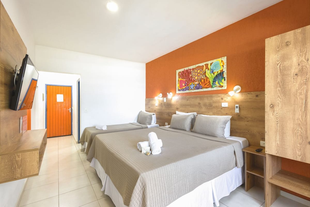 1 camera, minibar, una scrivania, tende oscuranti