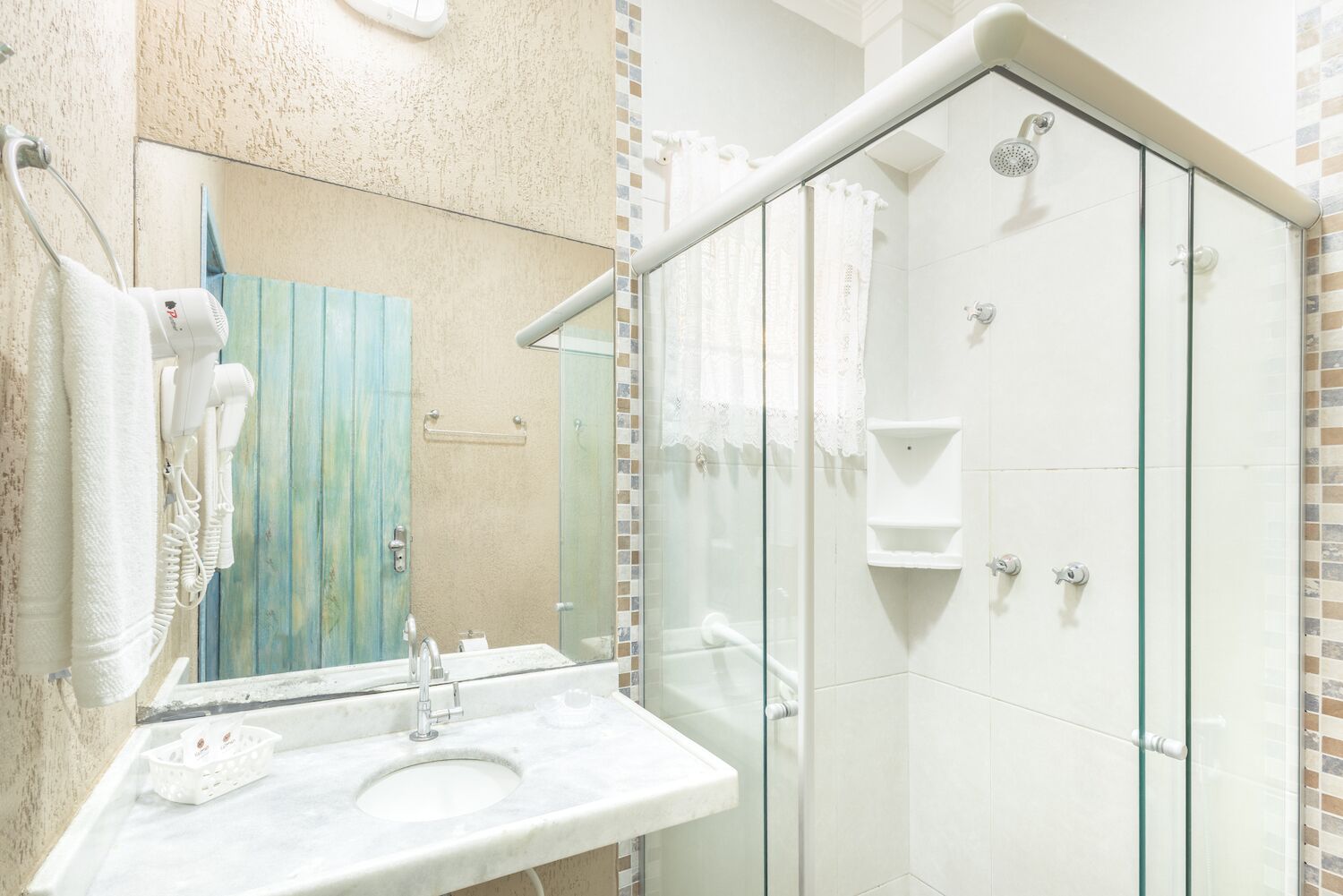 shower, free toiletries, hair dryer, towels