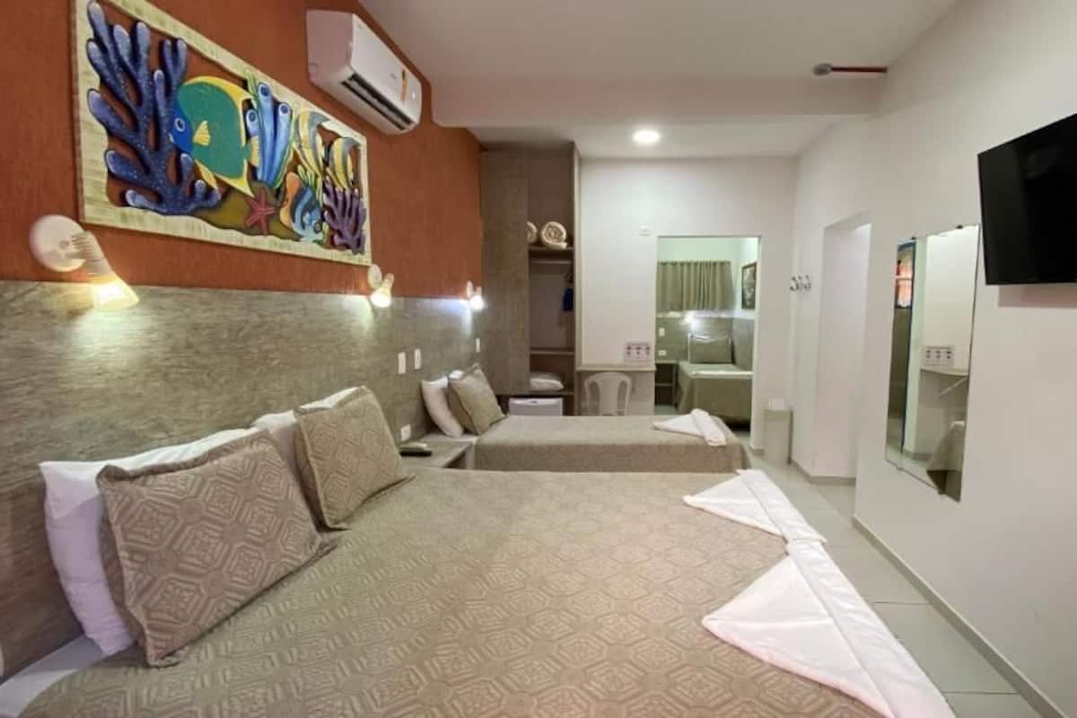 1 camera, minibar, una scrivania, tende oscuranti