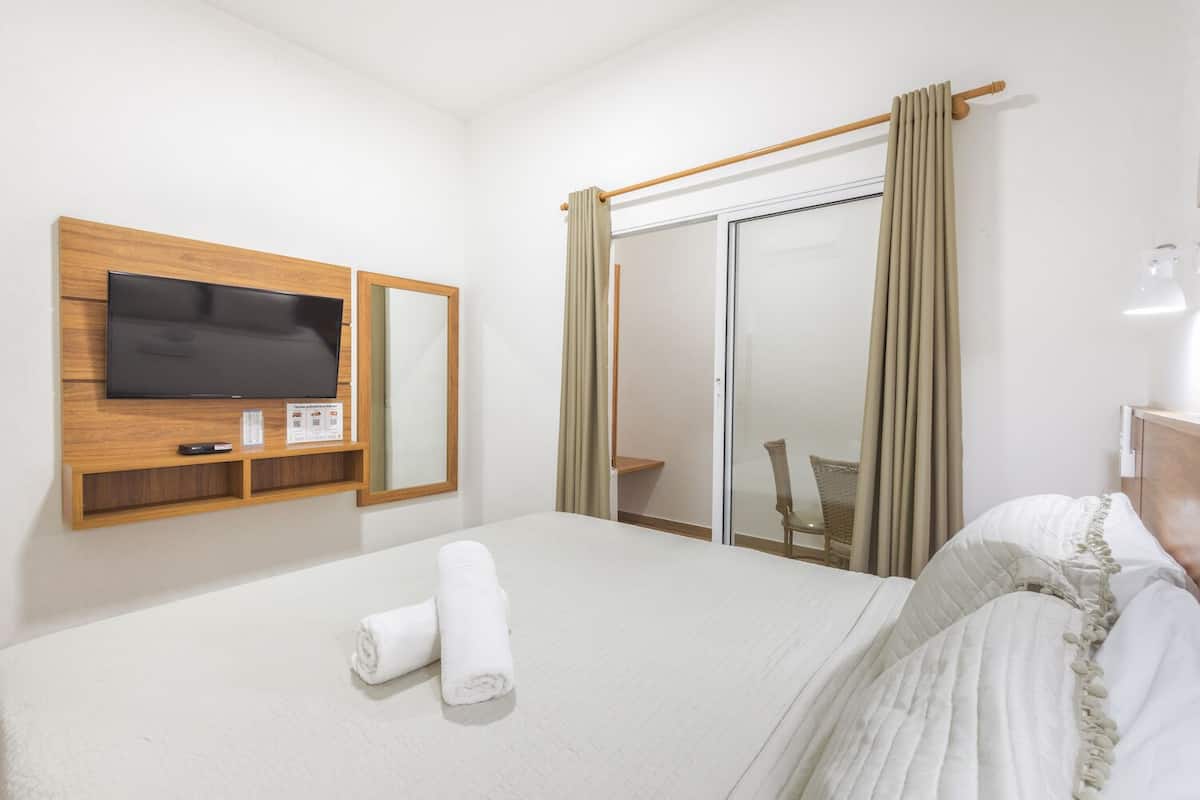1 camera, minibar, una scrivania, tende oscuranti