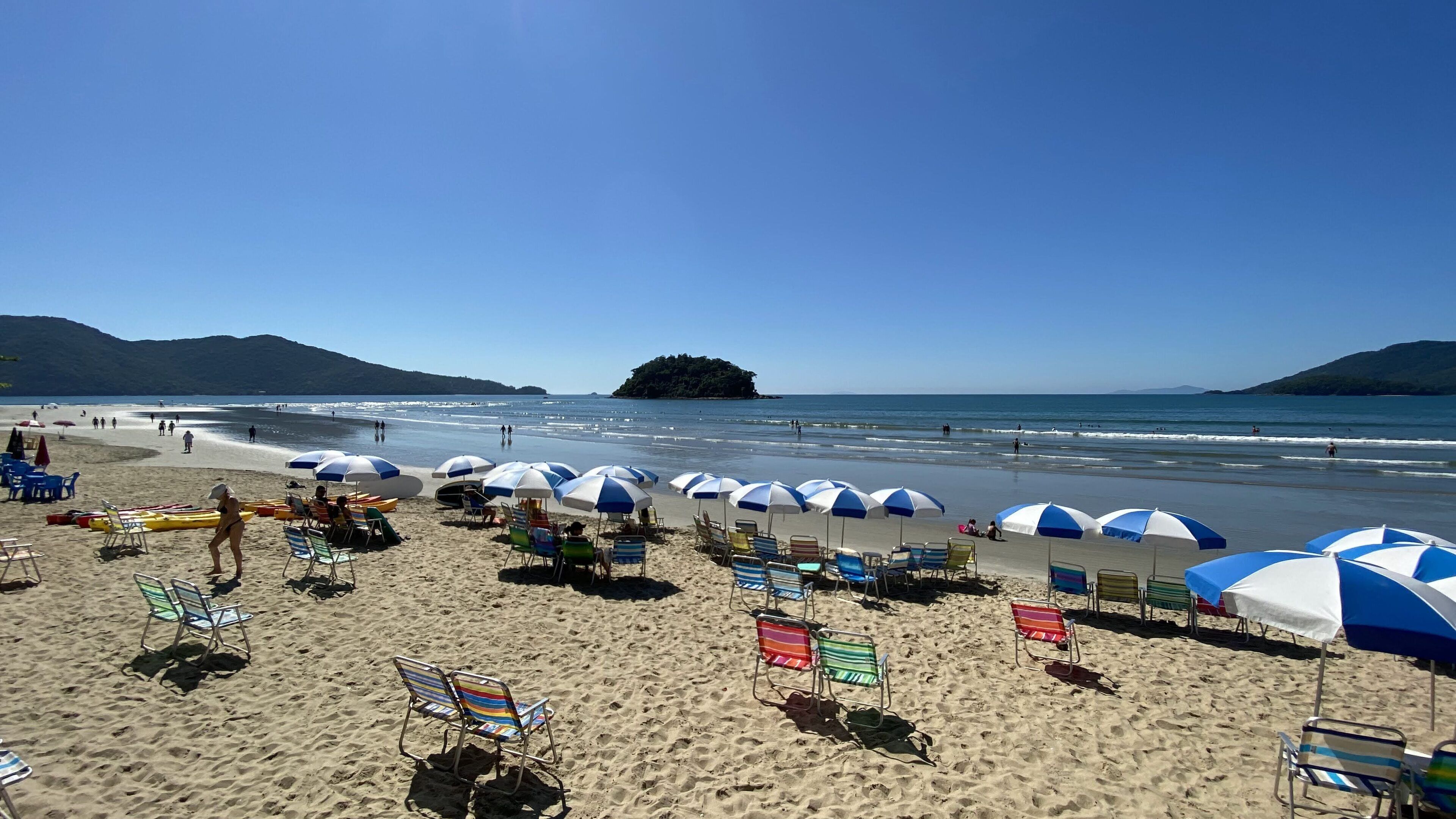 Na praia, areia branca, bar na praia 